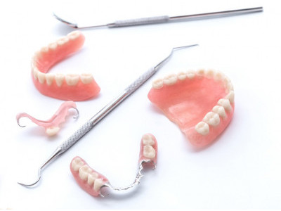 Использование съёмных зубных протезов