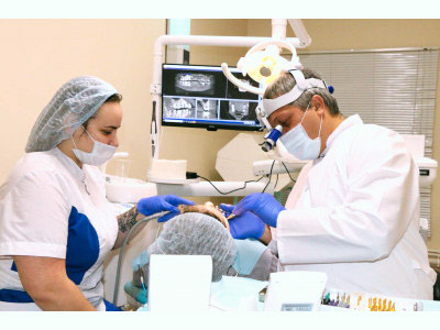 Лечение зубов под бинокулярами